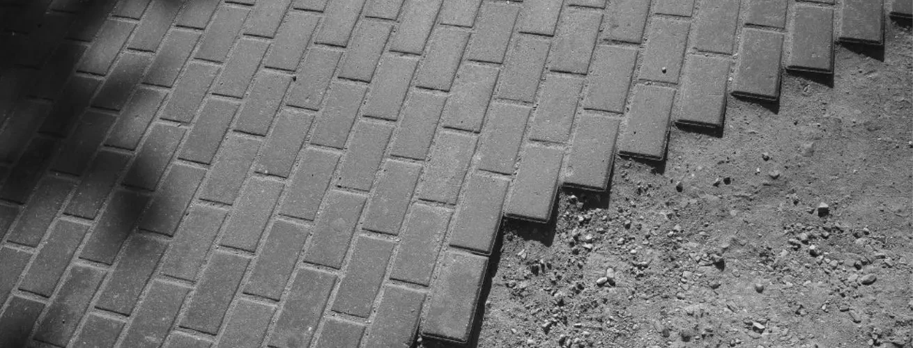 Bloquete vs. Asfalto: Análise Técnica, Vantagens e Custos em Infraestrutura